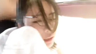 眼镜娘学妹戴眼镜的是不是都比较反差？酒店奇遇，约到房间开始无套内射，不断高潮