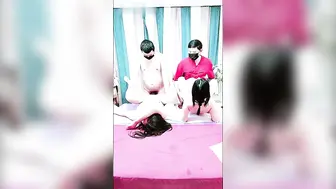 精彩4P 两个少妇被两小哥揉奶玩逼口交大鸡巴 各种姿势爆草