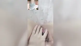 精神小妹在男友的调教下成功变成骚母狗，性欲非常强，粉嫩的小穴没经历一次肉棒冲击之后都会流出淫水，淫叫声非常悦耳