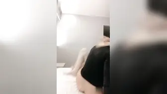 素颜女大学生极品冷白皮每天被干到下不了床，宿舍窄床巨屌无套狂怼白虎嫩穴喷汁到床板吱呀欲裂！