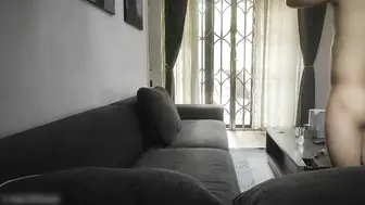中场休息后，白嫩人妻没满足，直接抱到阳台旁开干，手扶沙发浪叫不断刺激