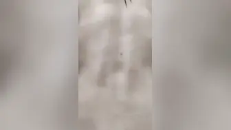 大哥还在房间睡觉，嫂子刚洗完澡出来，就开始诱惑我，还好没被大哥发现