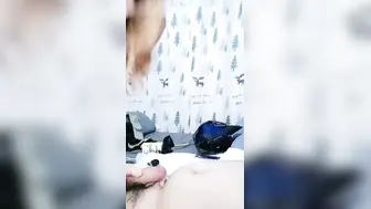 女仆装黑丝妹子，男友帮其大黑牛自慰，刺激外阴无套女上位啪啪