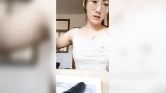 女大生上网课时，骚货忍不住当着全班师生，站起来开镜头自慰给大家看