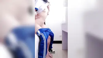 极品学妹 她放学后仍身着校服，展现最淫荡的一面 娇嫩白虎小穴
