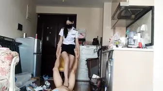 美腿空姐鱼女神丝足调教踩鸡鸡强制足交取其精华她淫荡地笑了，享受着作为女王的权力