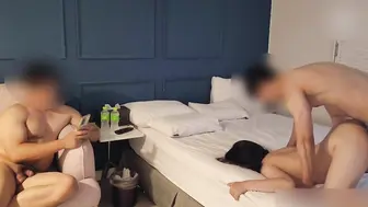 老婆出轨单男，绿帽老公在一旁手冲无奈