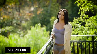 鬼鬼JB（VIXENPLUS）棕发女郎Adriana Chechik与三名黑人大屌共度时光