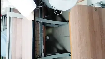 成都大二学生在上课的时候脱了裤子自慰