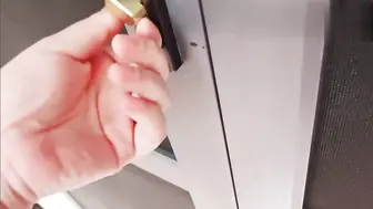 安静的夜晚，儿子无聊，就趁着继父睡觉内射亲妈的骚逼来打发时间吧。