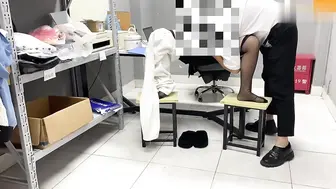 【真实乱伦】舅妈边跟同事开会边给我足交