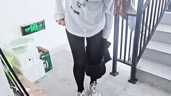 连体丝袜性感骚妈楼道发情，直接用邻居的门自慰，被大屌亲儿子干到高潮内射